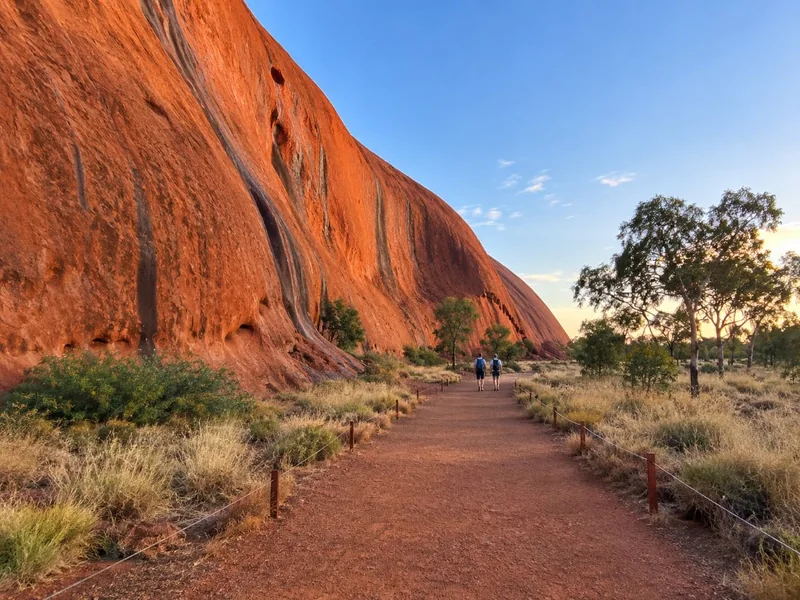 Passeggiata completa alla base di Uluru all'alba, gruppo ridotto